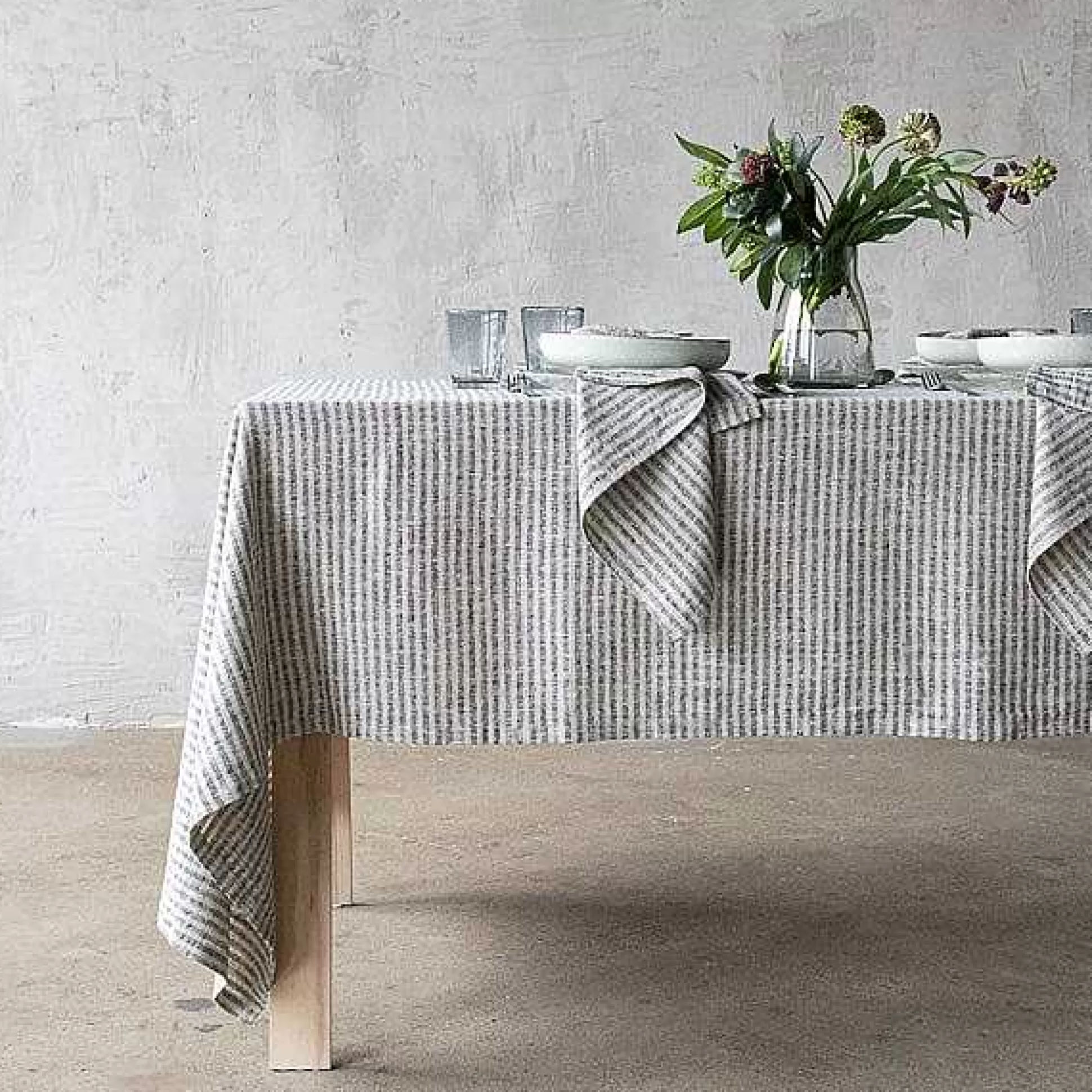 Be Home Table Linens<Brittany Tablecloth, Black and Natural