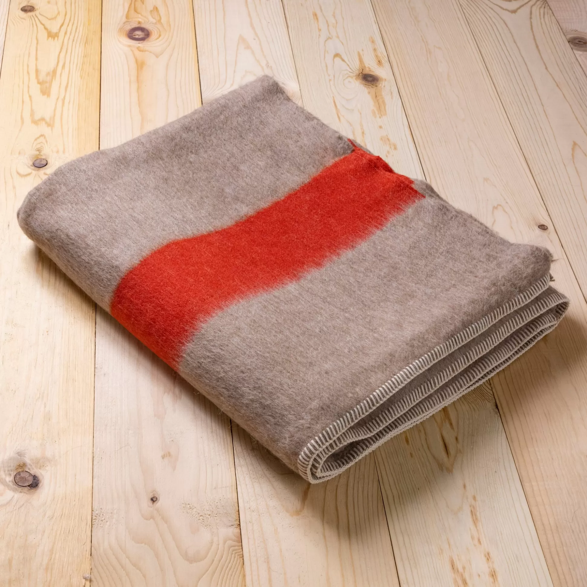 Siempre Blanket, Sand with Red Stripe^Be Home Fashion